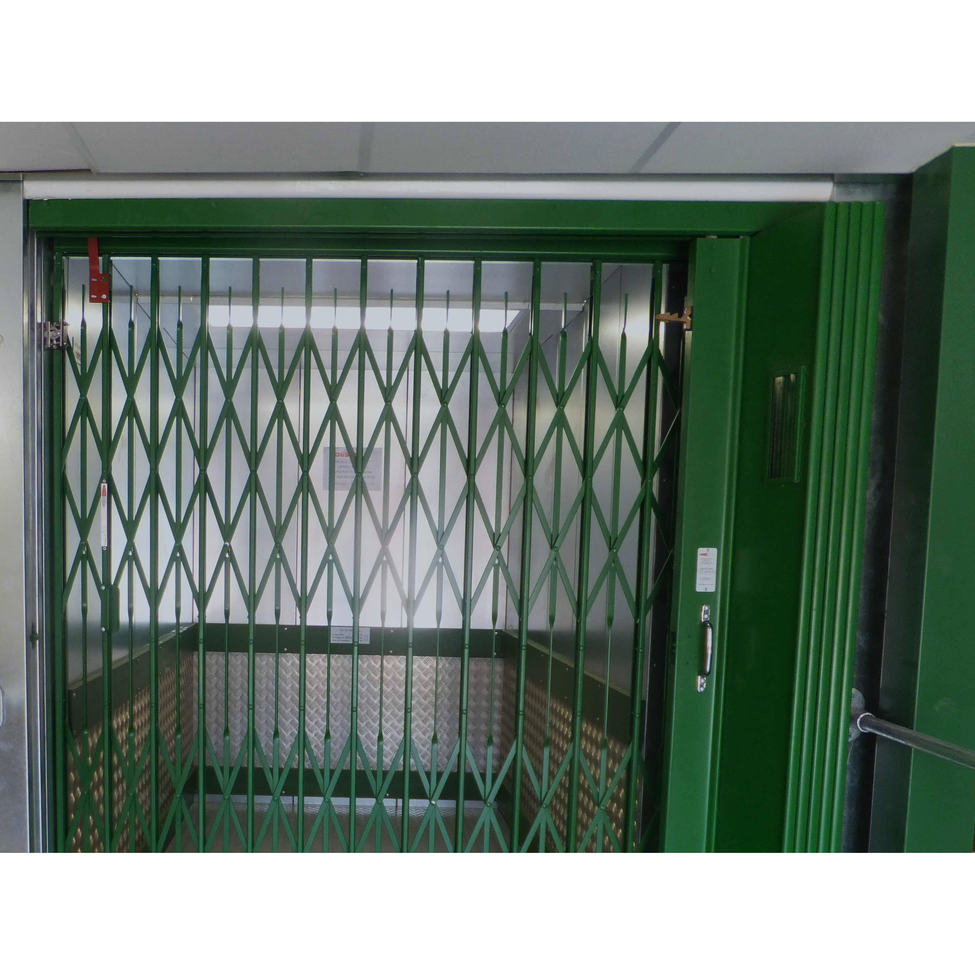 Collapsible metal gate top